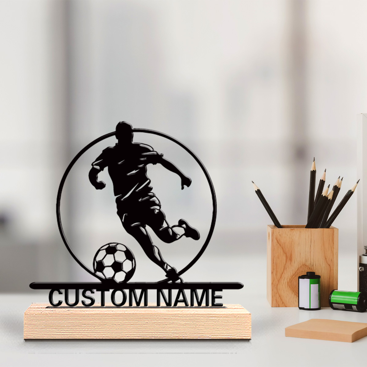 Home Office Desk Ideas - カスタムサッカー選手メタル像（名前入り）、木製台座付きテーブルデコレーション、サッカーファンへのギフト、誕生日/祝日/自宅/オフィス装飾